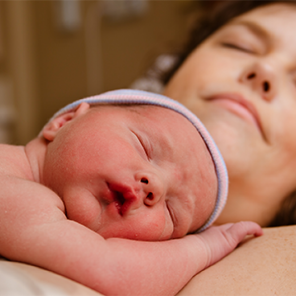 Mother and baby skin-to-skin contact yields lasting benefits 